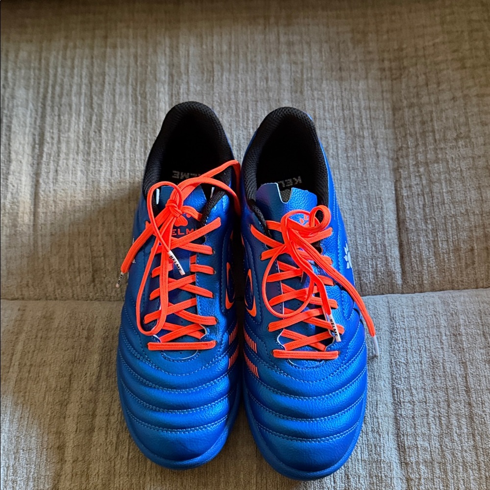 Kelme men Soccer artificial or indoor Cleats with Orange Laces size 7